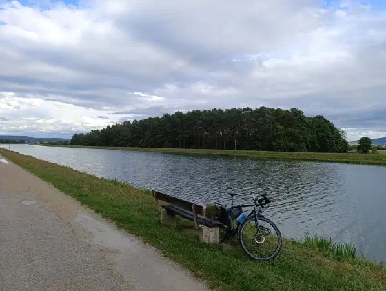Pause auf einer Bank am Main-Donau-Kanal