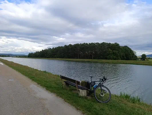 Pause auf einer Bank am Main-Donau-Kanal
