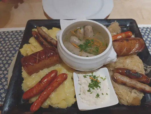 Fränkische Bratwurstplatte mit Kartoffelsalat und Sauerkraut