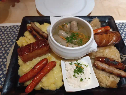 Fränkische Bratwurstplatte mit Kartoffelsalat und Sauerkraut