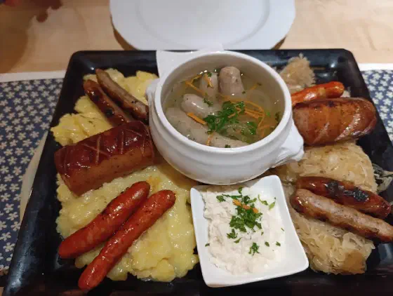 Fränkische Bratwurstplatte mit Kartoffelsalat und Sauerkraut