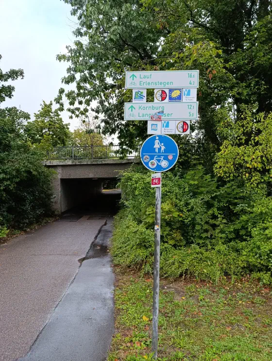 Radwegweiser in Nürnberg Richtung Erlenstegen und Kornburg