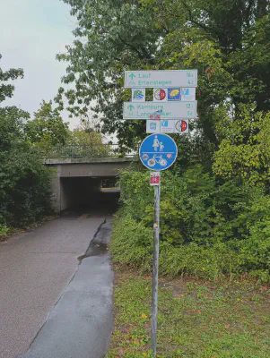 Radwegweiser in Nürnberg Richtung Erlenstegen und Kornburg