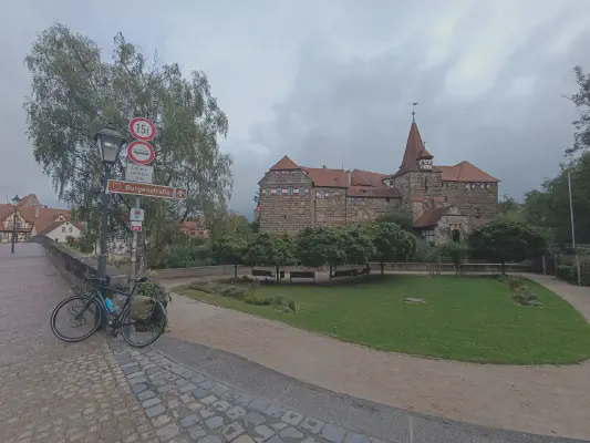 Fahrrad vor der Kaiserburg in Lauf an der Pegnitz