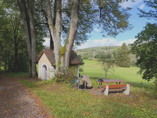 Rast an einer kleinen Kapelle im Grünen