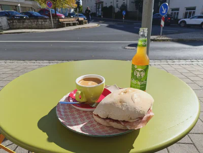 Kaffeepause mit Panini und fritz-spritz