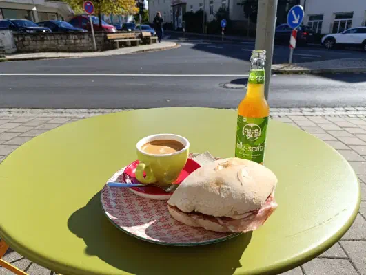 Kaffeepause mit Panini und fritz-spritz