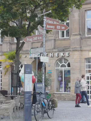 Wegweiser in Bayreuth zu Partnerstädten wie Prag und La Spezia