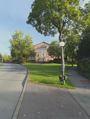 Morgensonne am Festspielhaus in Bayreuth