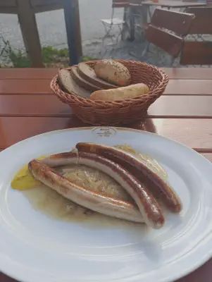 Mittagessen: Drei Bratwürste mit Kraut und Brot