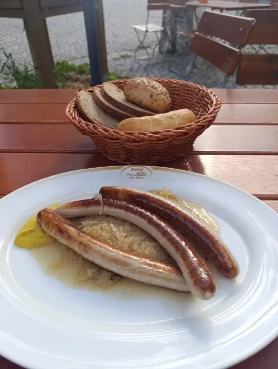 Mittagessen: Drei Bratwürste mit Kraut und Brot