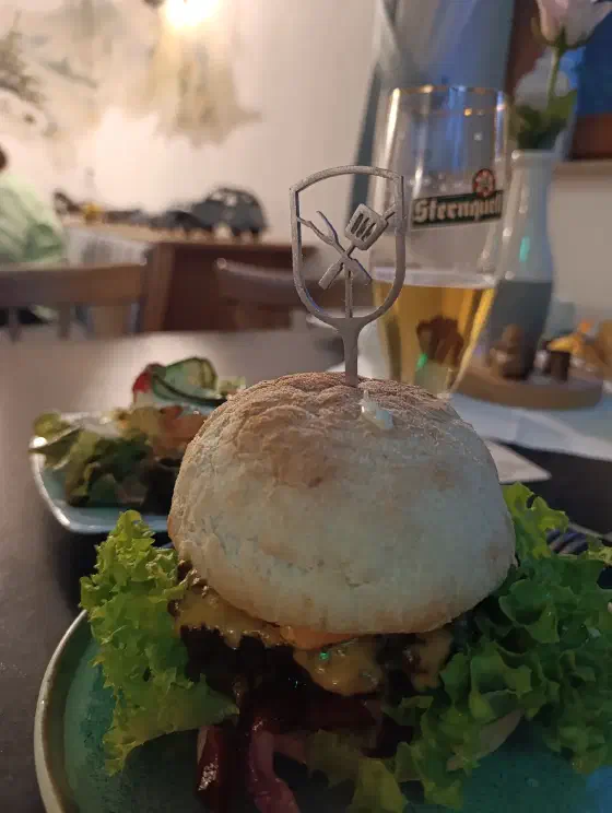 Burger zum Abendessen mit einem Glas Sternquell Bier