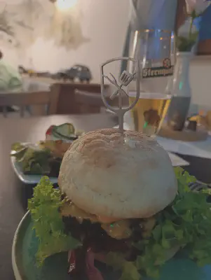 Burger zum Abendessen mit einem Glas Sternquell Bier
