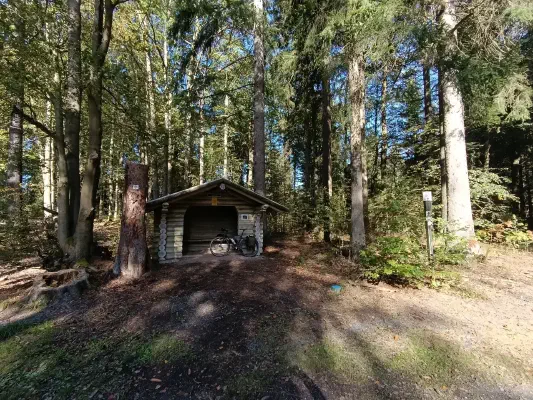 Pause an einer Schutzhütte im Wald