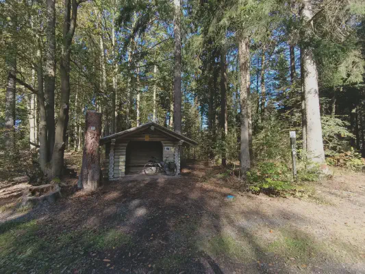 Pause an einer Schutzhütte im Wald