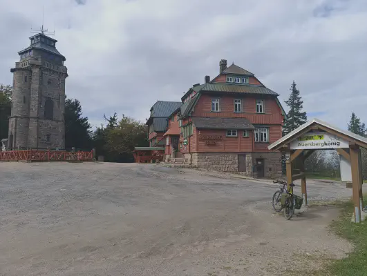 Ankunft am Auersberg Haus mit Aussichtsturm