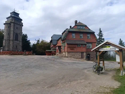 Ankunft am Auersberg Haus mit Aussichtsturm