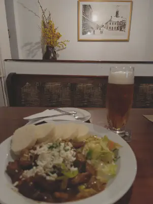 Böhmisches Abendessen: Gulasch mit Knödeln und einem kühlen Bier