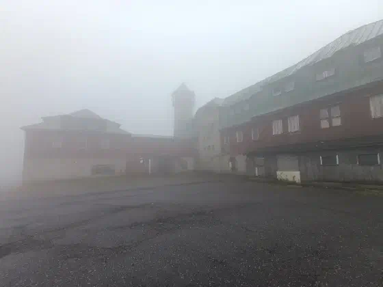 Das alte Hotel auf dem Keilberg, in dichten Nebel gehüllt