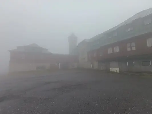 Das alte Hotel auf dem Keilberg, in dichten Nebel gehüllt