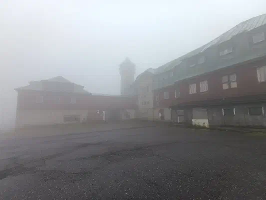 Das alte Hotel auf dem Keilberg, in dichten Nebel gehüllt