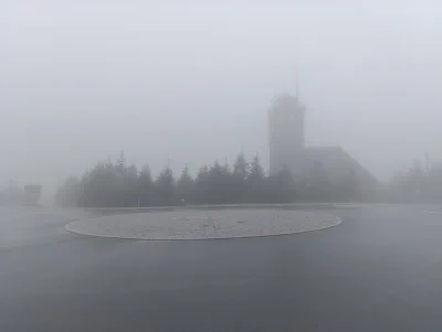 Der Fichtelberg-Gipfel bei starkem Nebel