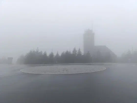 Der Fichtelberg-Gipfel bei starkem Nebel