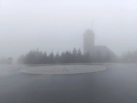 Der Fichtelberg-Gipfel bei starkem Nebel