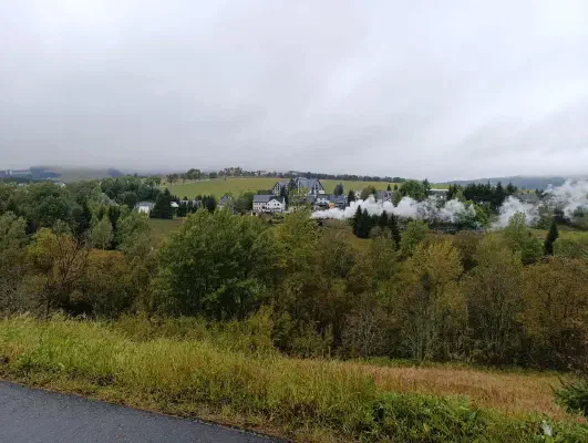 Blick auf Oberwiesenthal mit der dampfenden Fichtelbergbahn