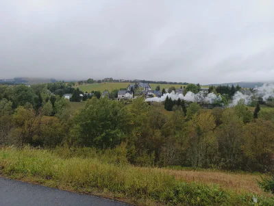 Blick auf Oberwiesenthal mit der dampfenden Fichtelbergbahn