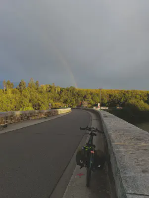 Ein Regenbogen über der Talsperre Malter