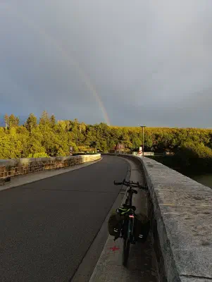 Ein Regenbogen über der Talsperre Malter