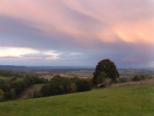 Sonnenuntergang über den Hügeln des Elbsandsteingebirges