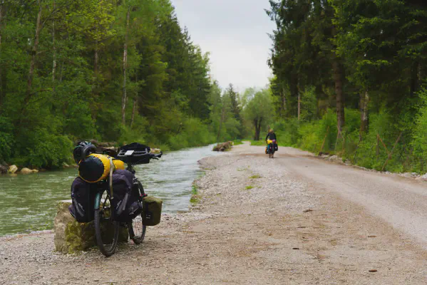 Entlang des Lech: Auf dem Schotterweg in Richtung Alpen.