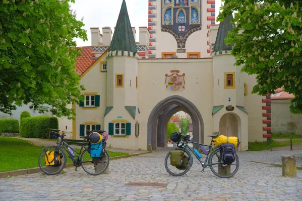 Die bepackten Räder vor dem Bayertor in Landsberg am Lech.