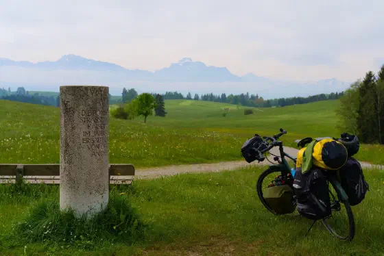 Replika einer Wegsäule mit Alpenpanorama