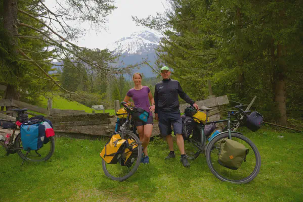 Die beiden Radreisenden vor Alpenkulisse