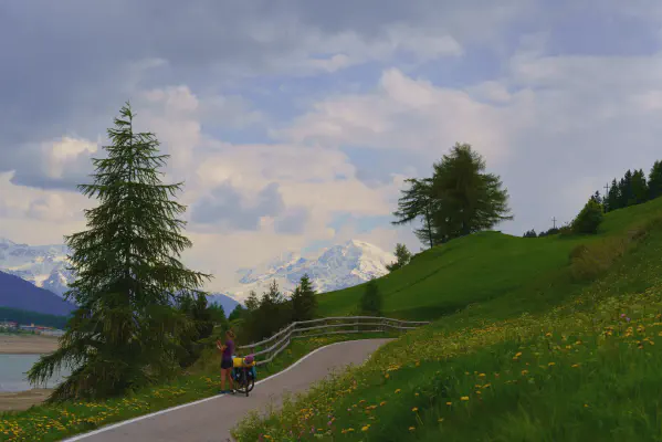 Radweg auf der Westseite des Lago di Resia