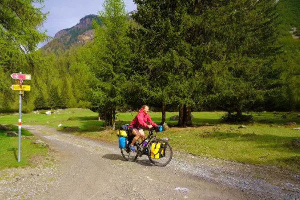 kurzes entspanntes Teilstück auf dem Weg zum Val Mora