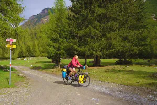 kurzes entspanntes Teilstück auf dem Weg zum Val Mora