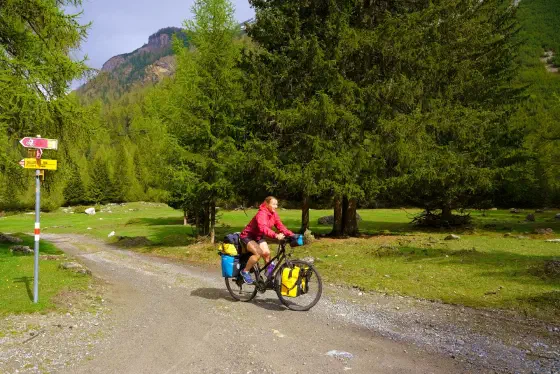 kurzes entspanntes Teilstück auf dem Weg zum Val Mora