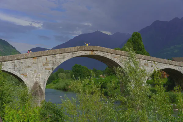 Tabea auf der Ponte di Ganda in Morbegno