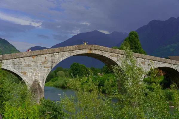 Tabea auf der Ponte di Ganda in Morbegno