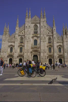 Zwei Räder vor dem Mailänder Dom