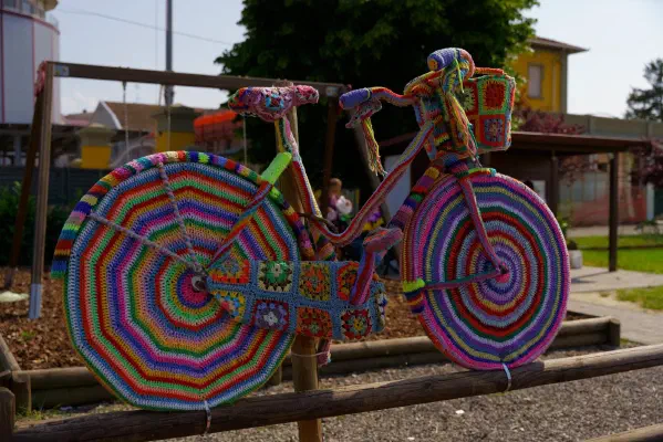 eingestricktes Fahrrad in Codevilla
