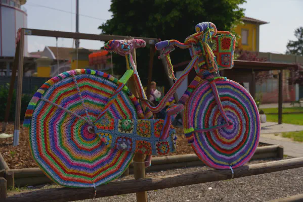 eingestricktes Fahrrad in Codevilla