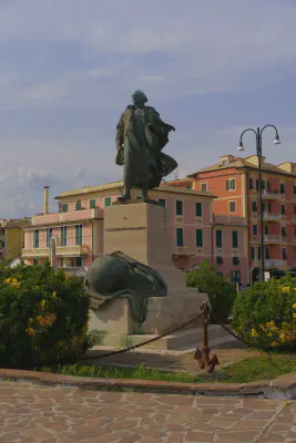 Statua bronzea di Cristoforo Colombo. Scultore Arnaldo Zocchi. Lavagna (GE). 1930