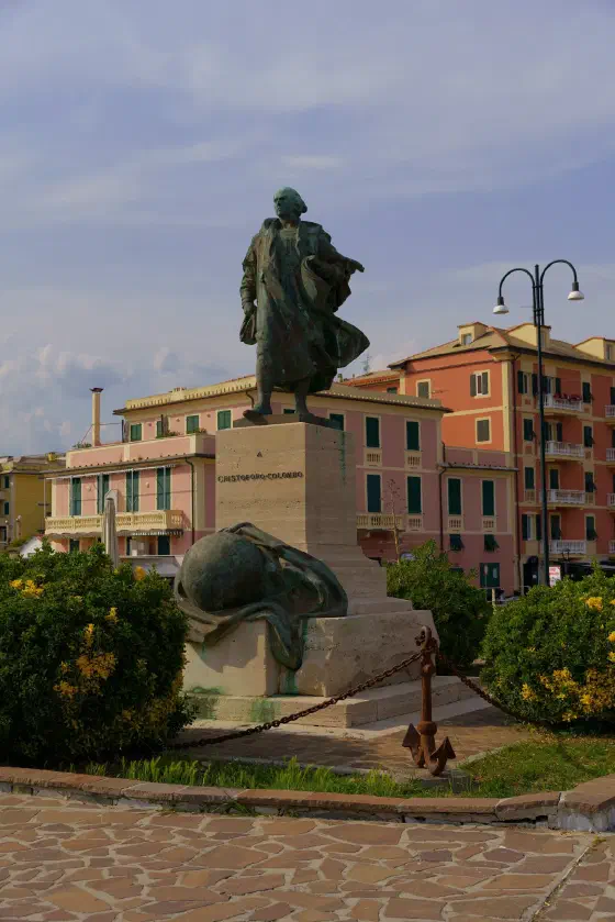 Statua bronzea di Cristoforo Colombo. Scultore Arnaldo Zocchi. Lavagna (GE). 1930