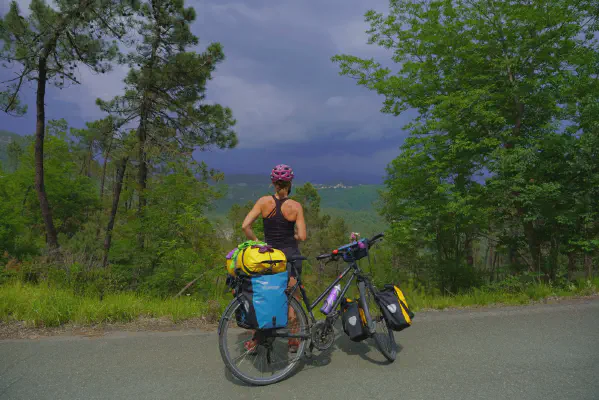 Blick auf ein vorbeiziehendes Regengebiet im Apennin