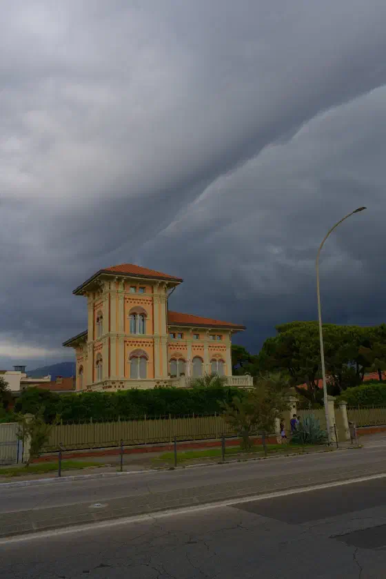 Da kommt ein Regen auf der Via Lungomare di Levante